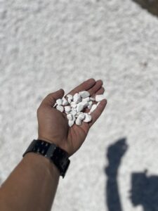 Belo zrno – dekorativni mermerni agregat za dvorišta, staze i groblja