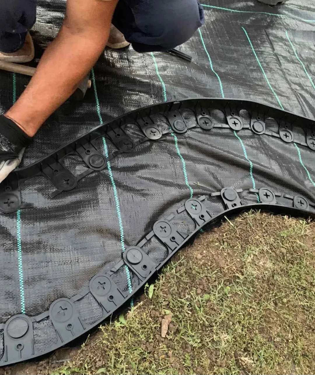 Plastični graničnici i klinovi za uređenje dvorišta, staza, parkova i zelenih površina – kvalitetna plastika sa garancijom 5 godina