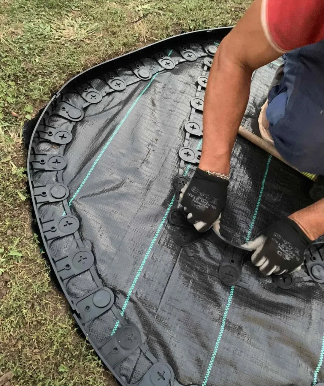 Plastični graničnici i klinovi za dekorativni kamen i mulch – uređenje dvorišta i staza